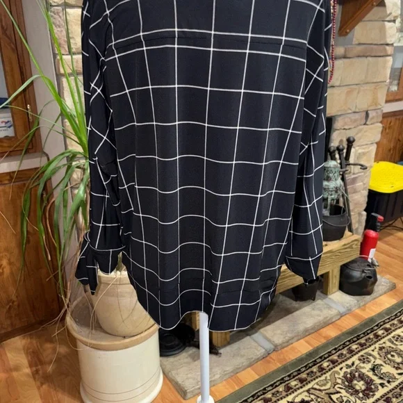 THE LIMITED SIZE X-LARGE BLACK & WHITE DOLMAN 3/4 SLEEVE WITH CUTOUT & TIES. - Picture 4 of 4